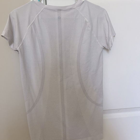 LULULEMON size 8 swiftly tech tee - Picture 2 of 2